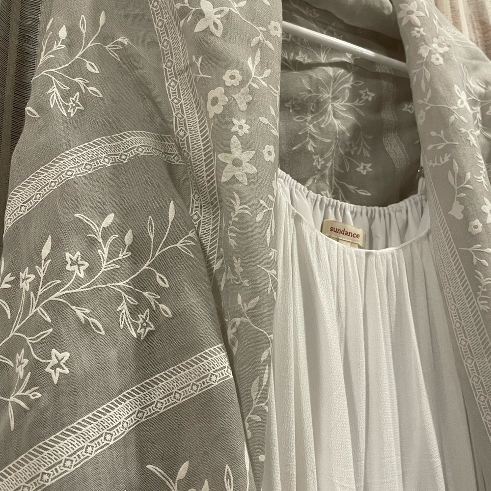 NWT gray & white floral shawl.